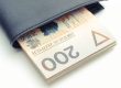 Portfel z plikiem banknotów 200 złotych – oszczędności, wynagrodzenia i finanse