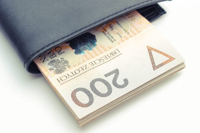 Portfel z plikiem banknotów 200 złotych – oszczędności, wynagrodzenia i finanse