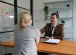 Uścisk dłoni przy biurku z umową – rozpoczęcie współpracy z biurem rachunkowym